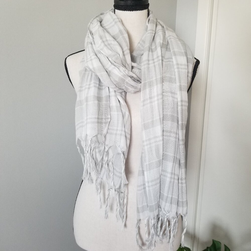 Plaid lightweight scarf with fringe